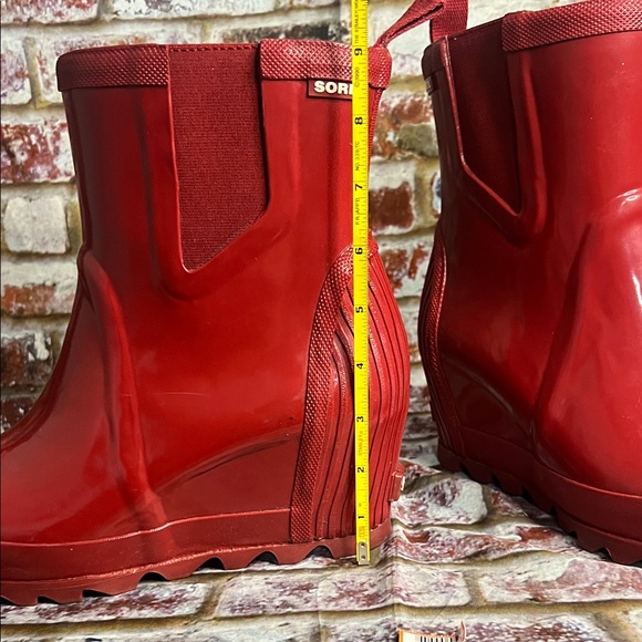 Sorel Joan Rain Wedge Chelsea boots in red gloss - Picture 17 of 17